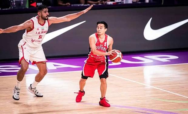 九游体育-江汉鲸鲨队鏖战吴越黑豹队，足球小组赛爆冷，转换速度占优。禁区内连续解围的简单介绍